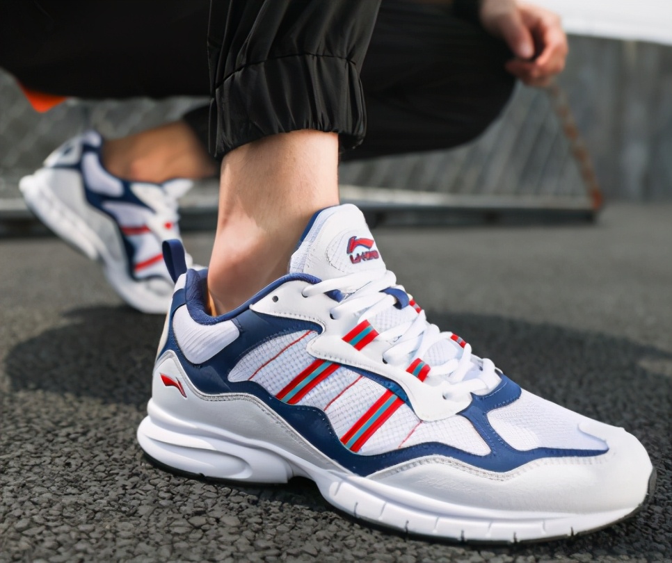 现在年轻人都买国货运动品牌,买李宁才是最明智的