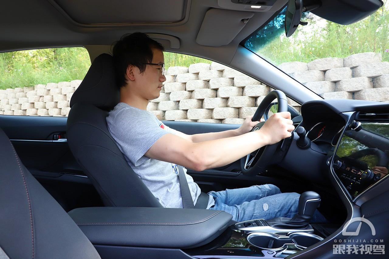 高性价比19款丰田凯美瑞用车体验,全新一代丰田凯美瑞油耗是亮点