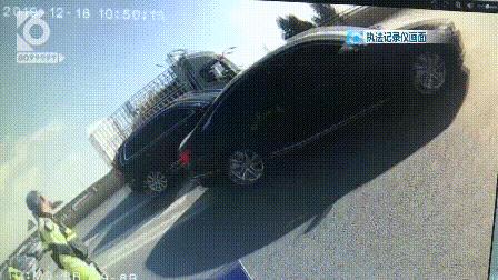 这波操作太上头!别人开业送花篮法拉利大哥开业送驾照