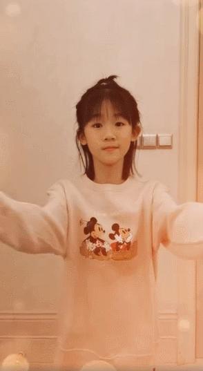 11岁贝儿好机智！穿无痕裤秀长腿太成熟，搭米奇卫衣瞬间拉回清纯