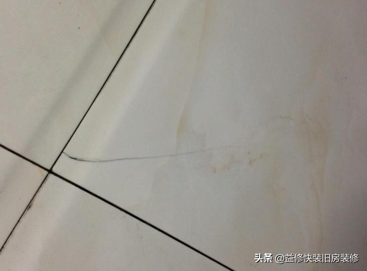 瓷砖釉面内层有裂痕什么原因,地面瓷砖裂纹修复的最好方法