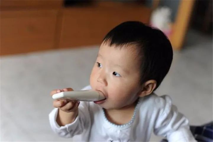 宝宝乱吃东西怎么办,宝宝乱吃东西时要不要纠正