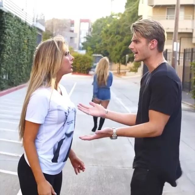 被嘲笑路人长相的搞笑网红TwanKuyper，成为Versace男模