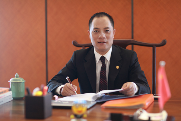 来伊份施永雷和施辉什么关系,来伊份公司施永雷