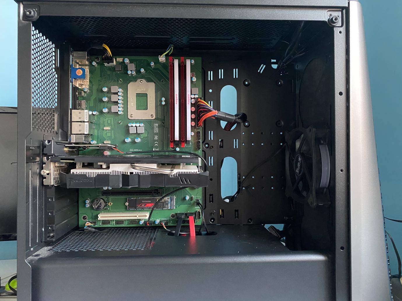 电脑系统是装在主板还是cpu上,电脑换了cpu和主板要重新装系统吗