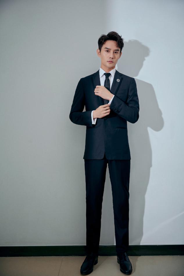 魅力挡不住王凯简约穿搭尽显清爽,王凯简单白色t恤穿出少年感