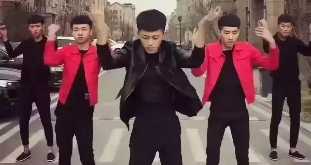 原来抓爆点就赚，看了网红街拍，才知道什么是中国式审美″？