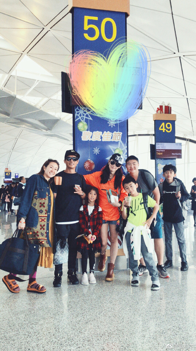 张柏芝罕见晒与三胎儿子互动,张柏芝与三胎儿子互动