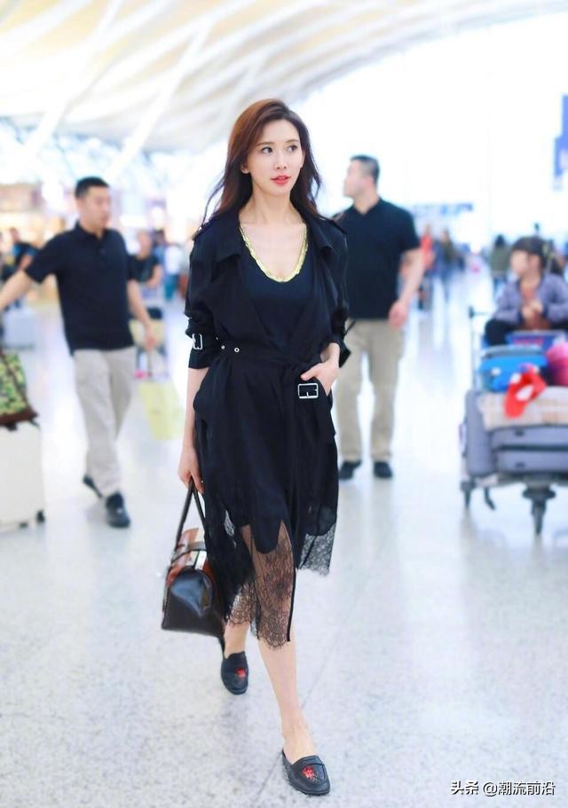 林志玲金色吊带裙出席,林志玲抹胸长裙压轴亮相