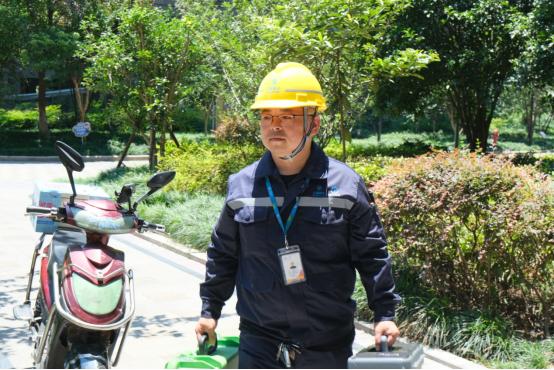 致敬高温天气下拼命工作的人,致敬在高温天气下工作的人