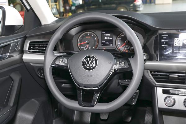 大众朗逸带有家族风格,搭载1.4T和1.5L,车身造型稳重