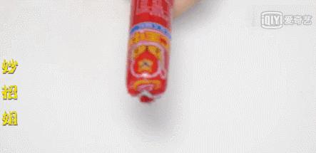 原来火腿肠的金属环下有个“小机关”，轻轻一拉，3秒剥一根！