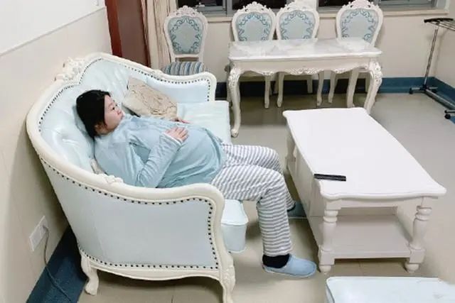 为抓住爱情，小伙将94斤女友喂胖到200斤，生娃后两人更甜蜜