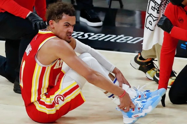 特雷杨脑震荡现场回放,特雷杨右脚骨挫伤