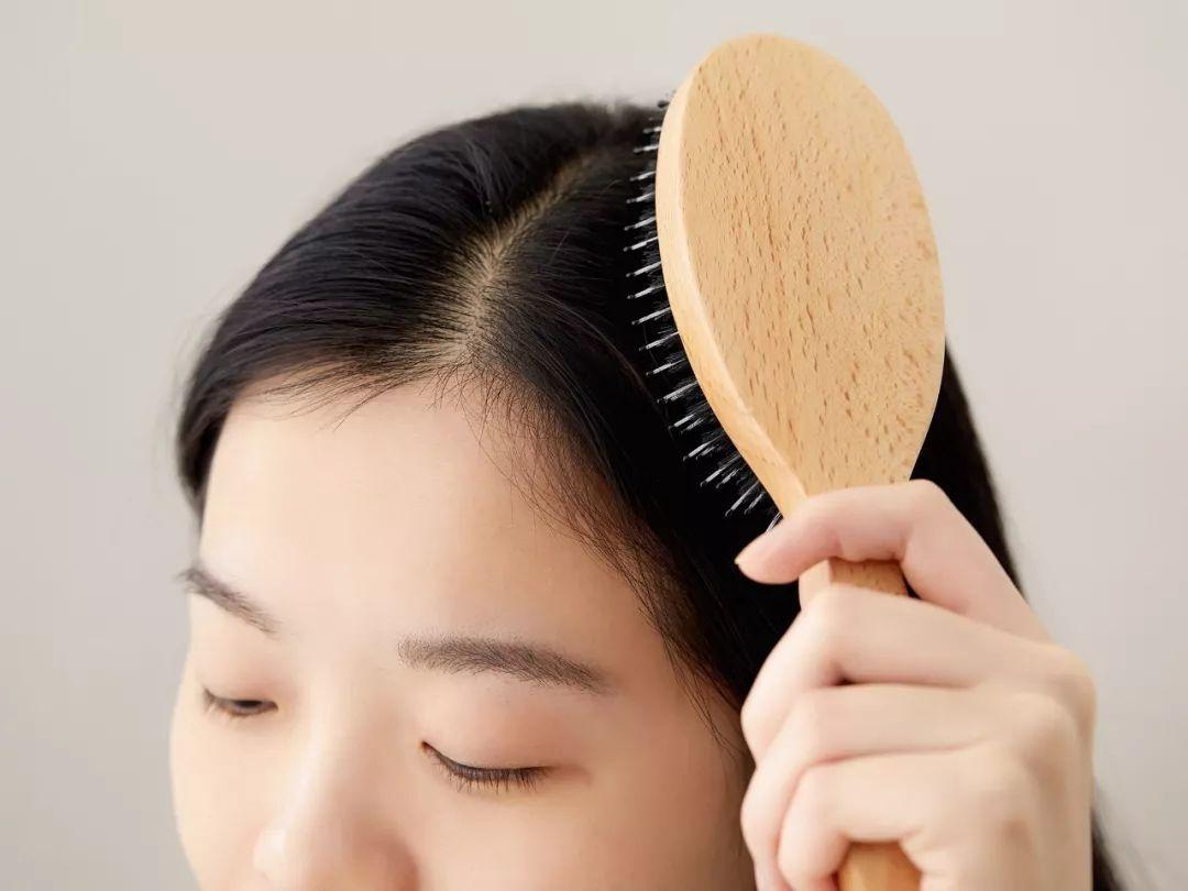 白头发很多显老怎么办,无需染发能使白发变黑发的秘诀