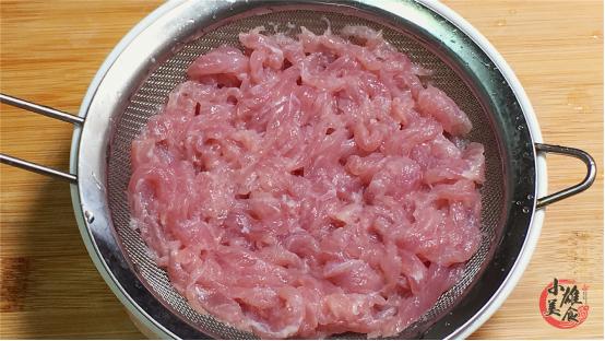 炒肉丝时，肉丝嫩不嫩关键在腌制！大厨教你肉丝腌制的正确步骤