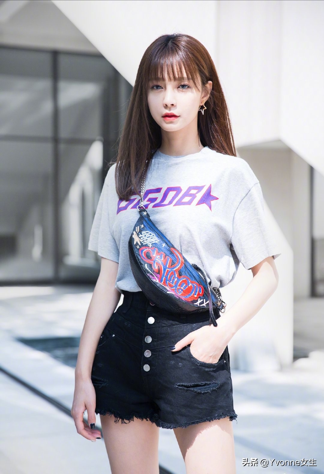 刚剪完刘海出来天空好像下雨了,自己剪齐刘海变成修饰脸型的刘海