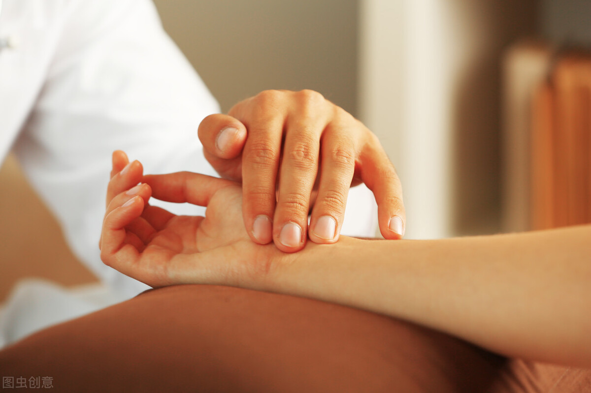 皮肤瘙痒、起小水泡？对付湿疹，中医两个妙方合用解决苦恼