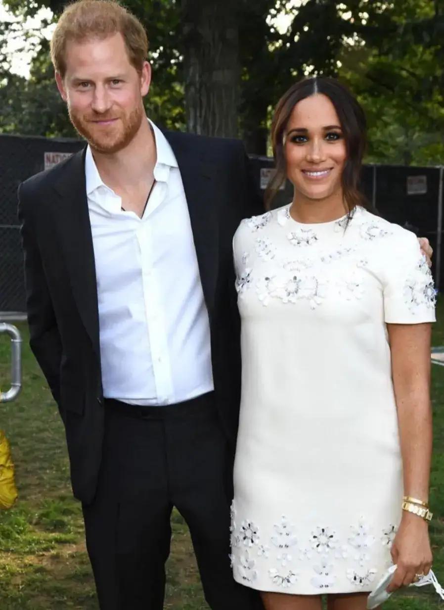 哈里与梅根甜蜜现身,哈里和梅根首次公开亮相