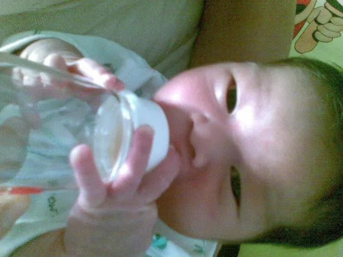 刚出生的婴儿脐带没掉洗澡教程,宝宝出生十天了脐带怎么还没掉