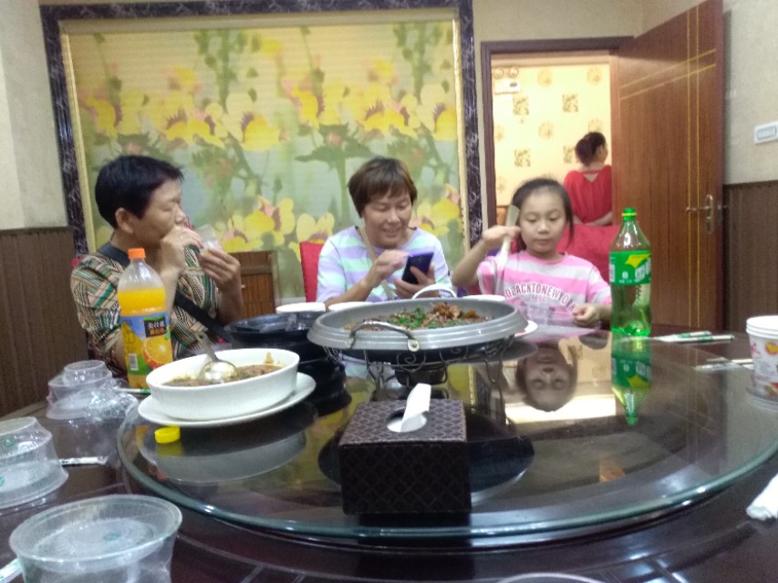 今天九月十三日，姨夫姨姐家喜添孙子，亲朋相聚侏儒民众大酒店！