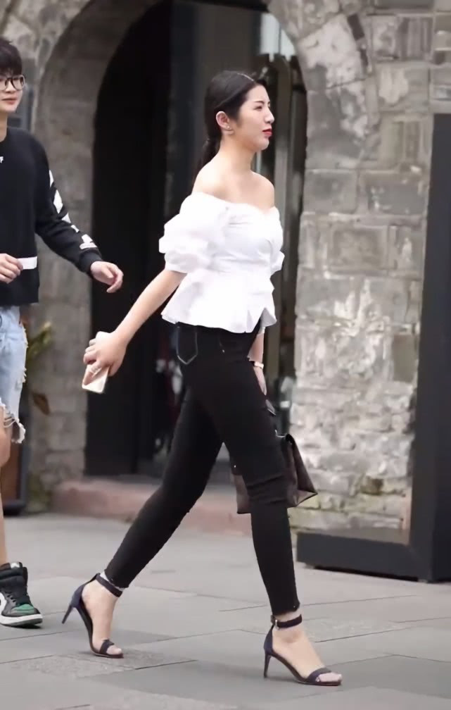 “一字袖+魔术裤=42寸腿长”,怪不得她蹦两下,就抱到了男友