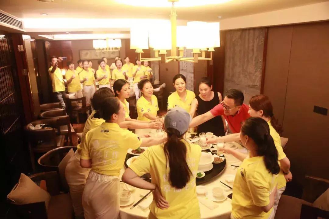 巨邦快乐集结号丨看见了,其中一艘游艇上,是我们的船长大舅哥