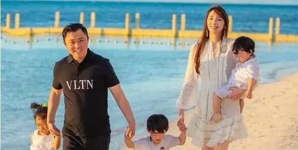 自称从不拜金，然而转身就找富豪当了阔太？