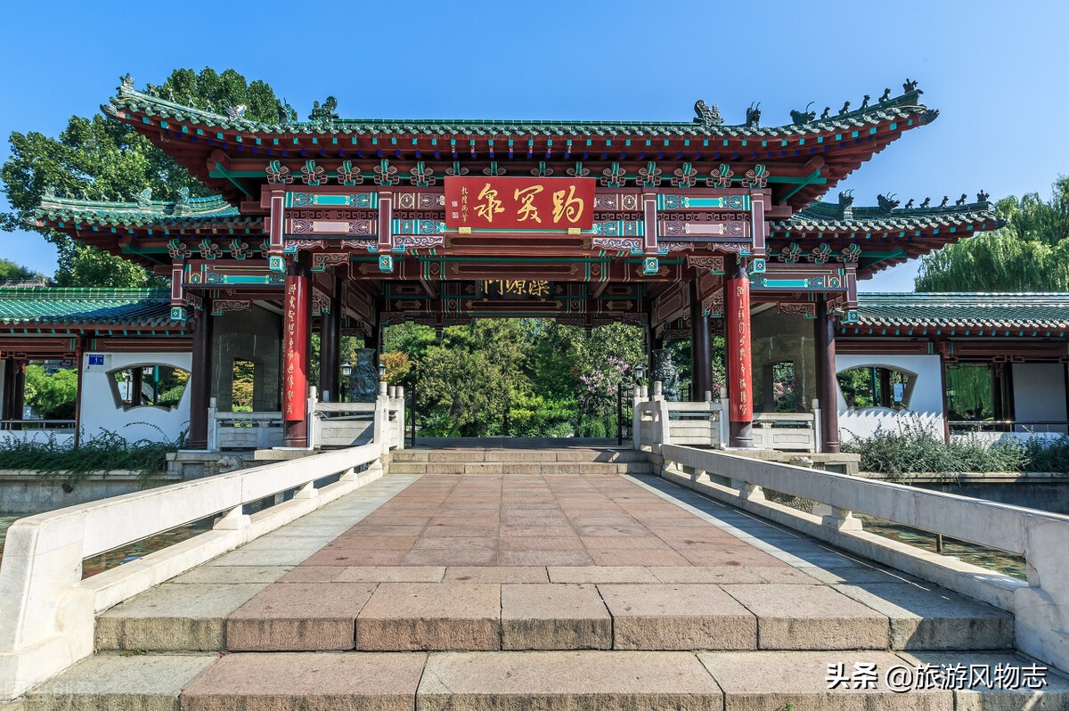 济南的趵突泉有什么特点,济南为何那么多泉水