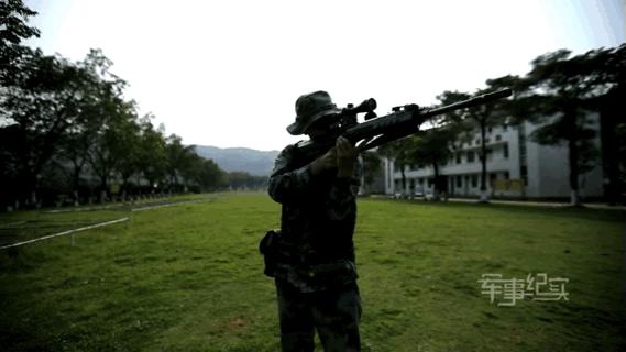 被奶狗偷亲也不能动！淡定背后，军人们经历了啥……