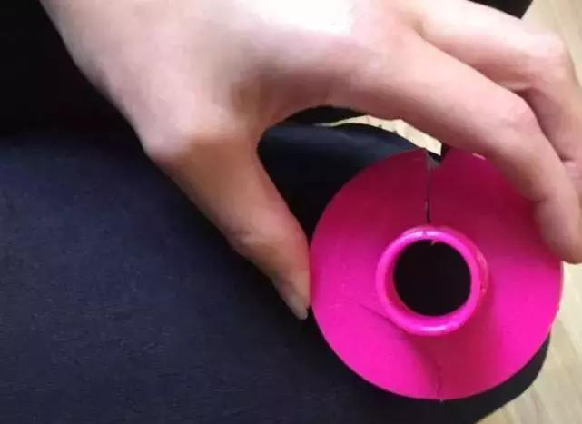 孩子舌头被饮料瓶困住,小孩喝水舌头被卡杯盖