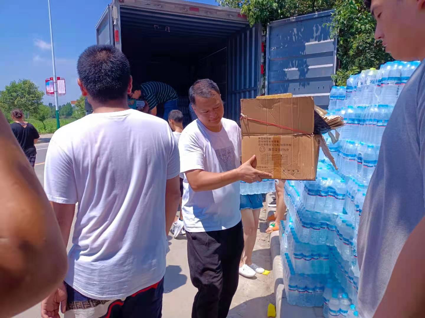 洪水无情人间有爱抗洪捐赠暖民心,洪水无情人间有爱捐赠货车