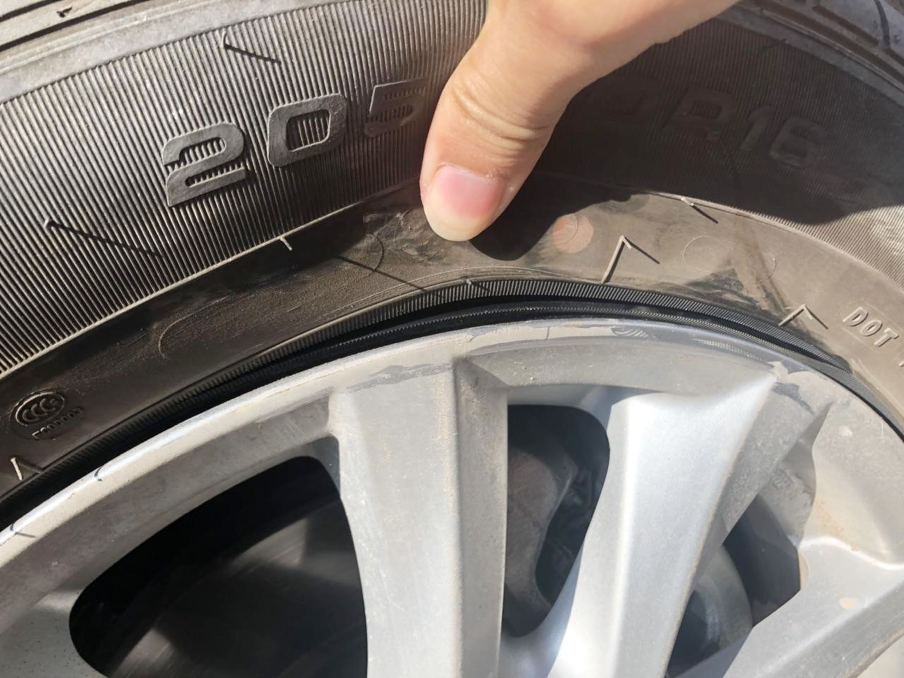 车轮胎被恶意锁住怎么办,汽车轮胎被上锁