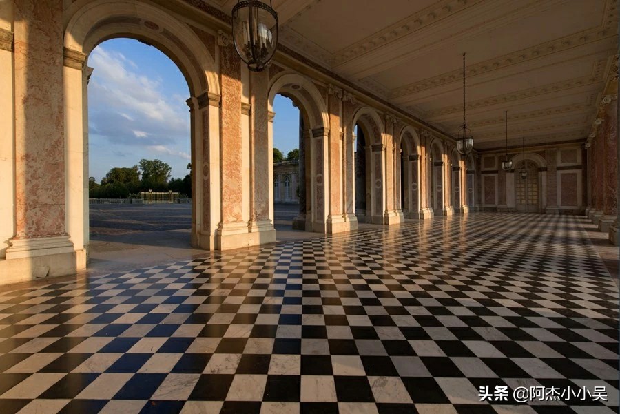 黑白极简瓷砖推荐,黑白瓷砖卫生间图