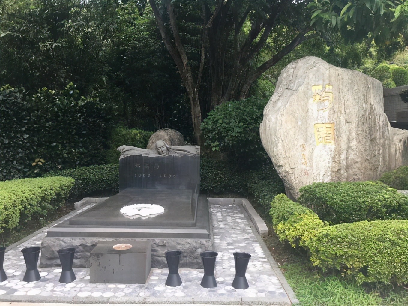 邓丽君筠园离玫瑰园有多远,邓丽君长眠筠园在哪里