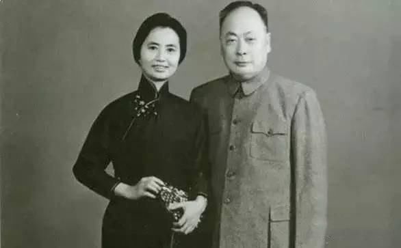 儒将陈毅:军大衣里藏情书,用诗词与家人交流,与儿子对弈常悔棋