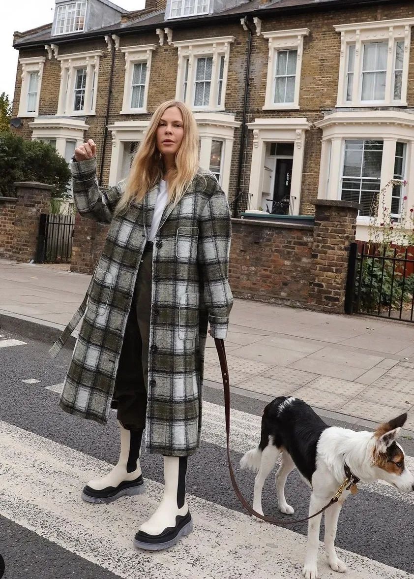 黑白格纹大衣怎么搭配好看,戴帽子黑白格纹大衣怎么搭配好看