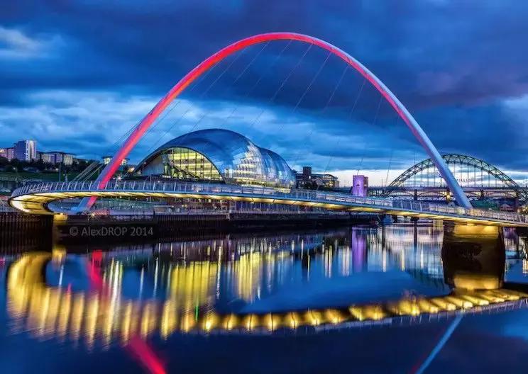 纽卡斯尔,店主为我弹奏了一把十万元的吉他