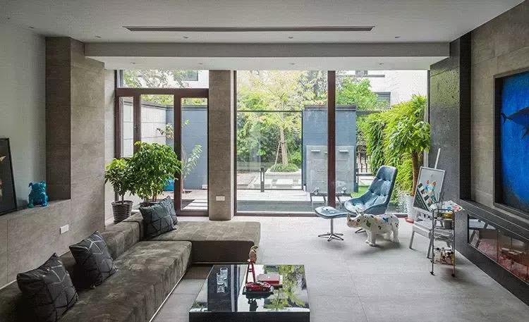 上海买房没钱装修小伙,上海24岁小伙房子装修