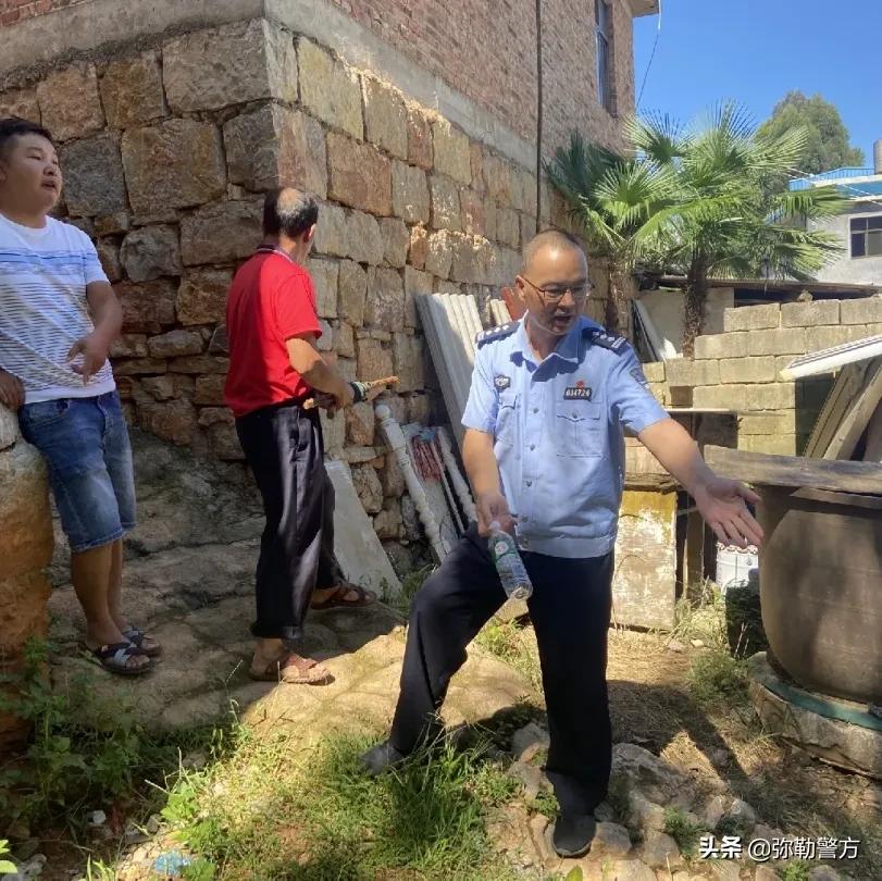 他身患癌症仍心系群众，体埋化疗针管坚守岗位服务群众