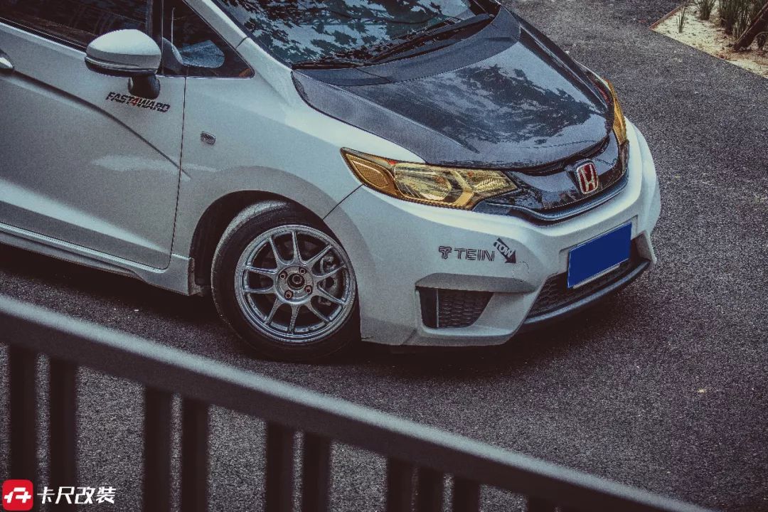 白色本田飞度潮享版怎么改装好看,7万买飞度60万改装