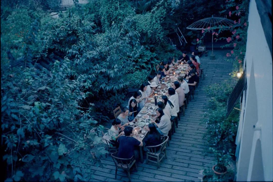 租下城郊200㎡小院,和陌生人一起生活5年:唱歌、染布、盖树屋