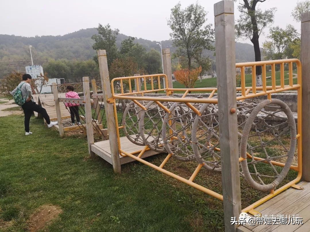 住别墅、滚草坪、躺在床上看电影，密云轻奢营地的花样玩法