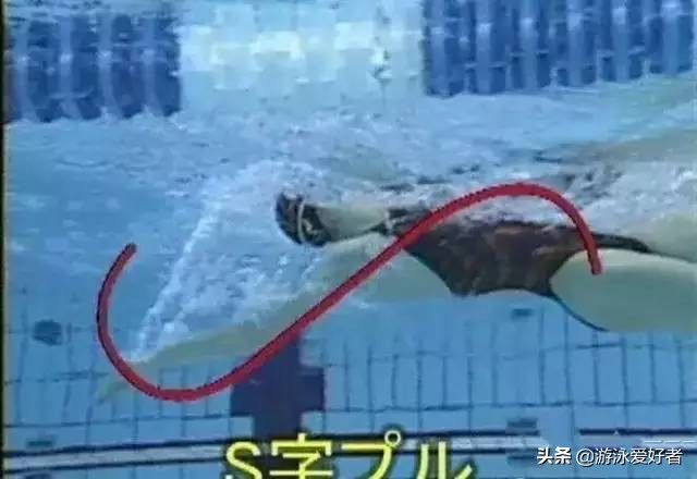 仰泳鼻子总是呛水,仰泳时手往后一伸就呛水