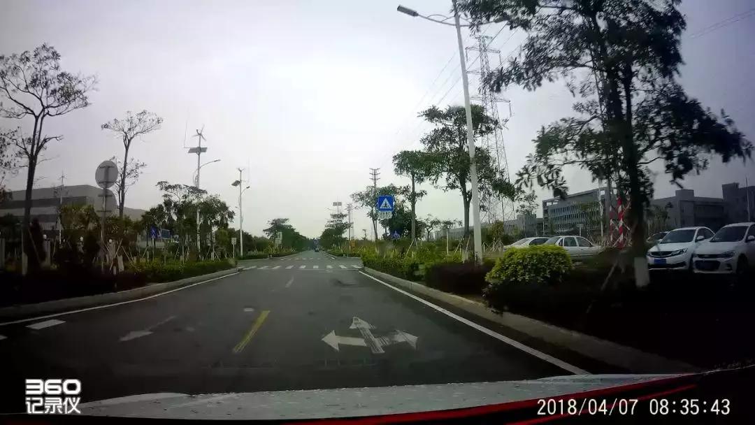 男子开三轮车被撞飞出去安全落地,男子骑摩托车被货车撞倒