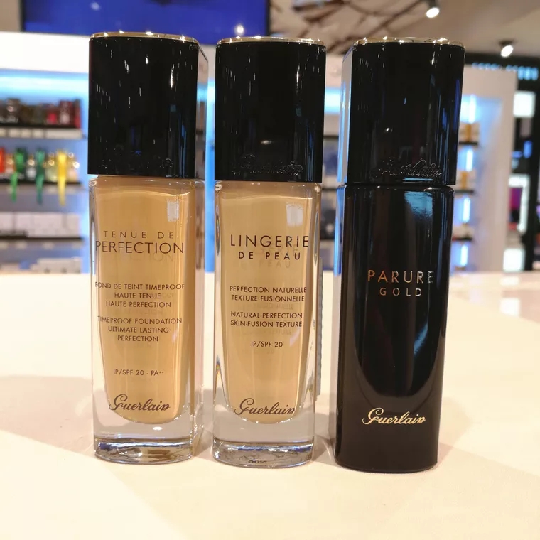 化妆必不可少的是粉底液,化妆一分钟就能出门