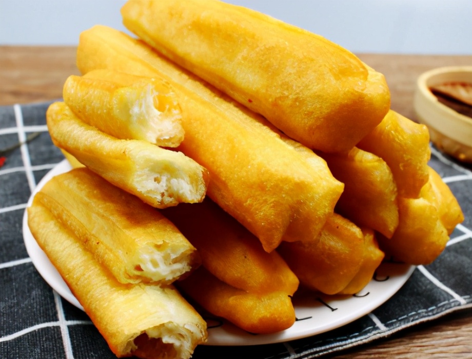 如何炸油条又脆又蓬松不用泡打粉,怎样把油条炸得又酥又脆又蓬松