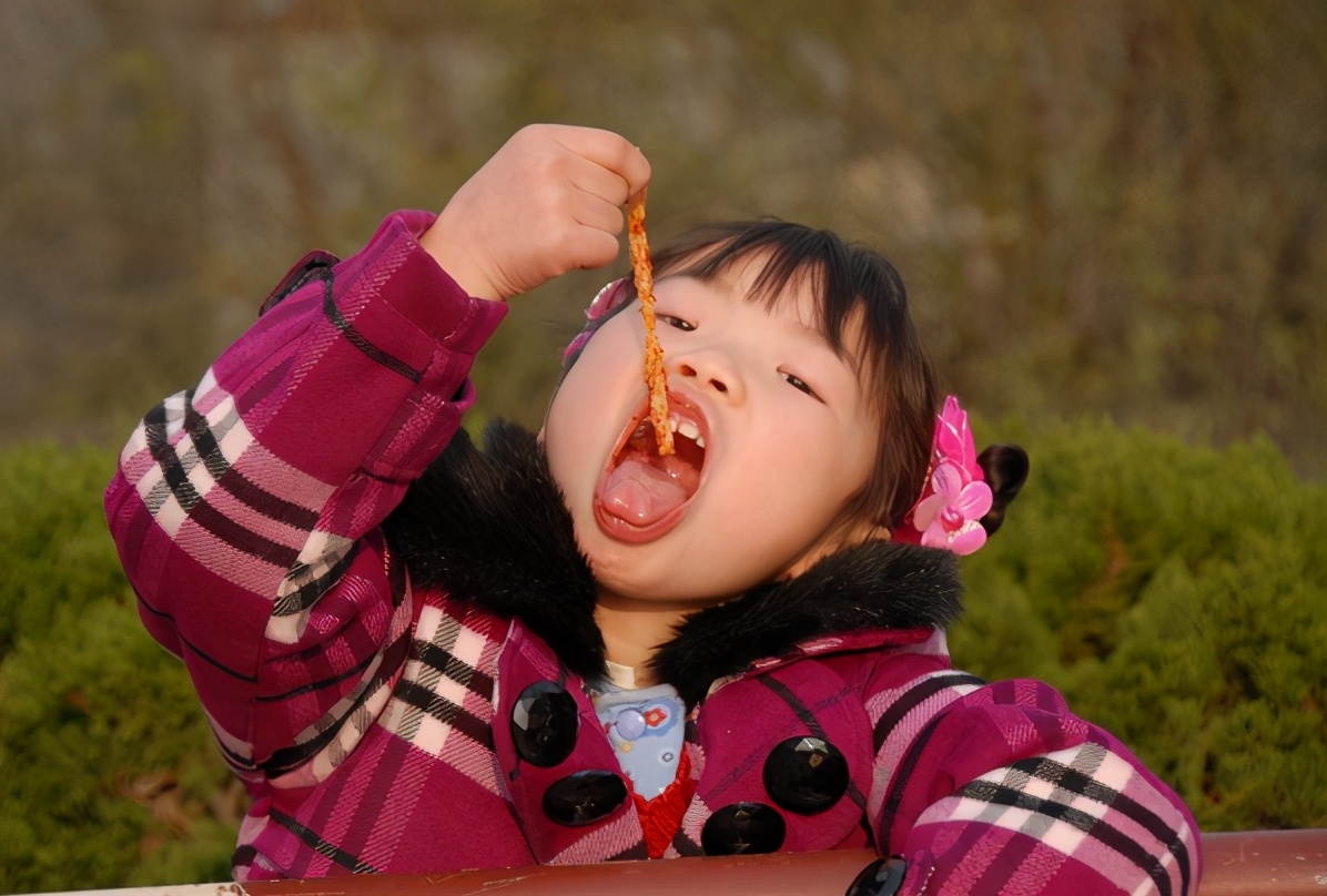 孩子到派出所写作业,小孩儿们去派出所里写作业