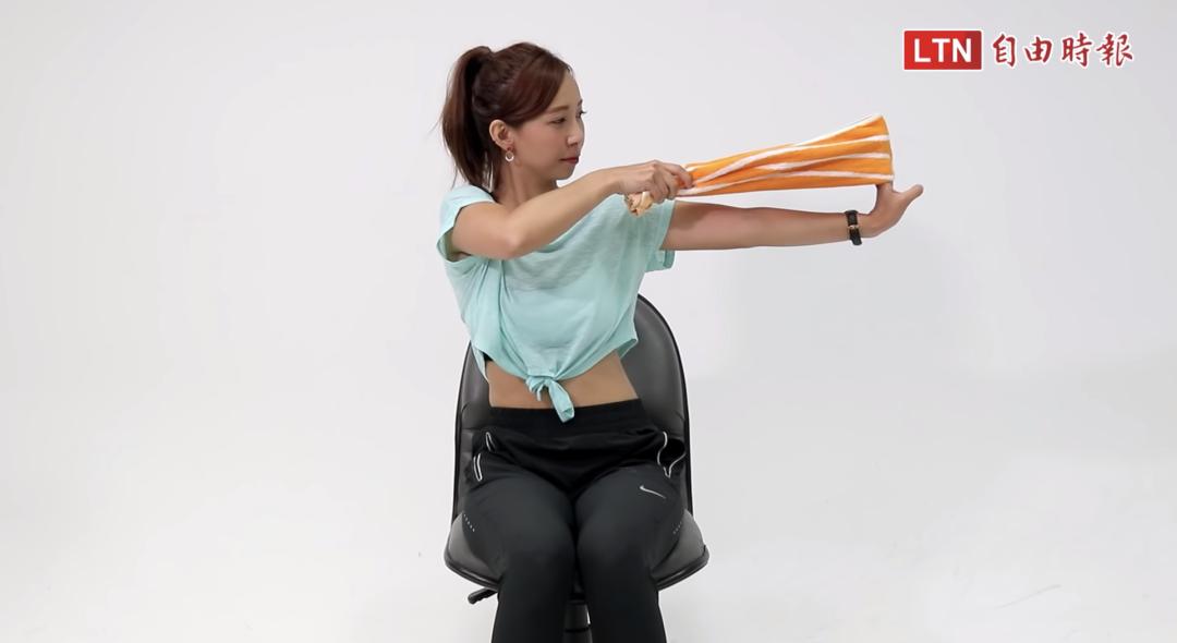 矿泉水瓶、毛巾、橡皮筋…家中随手小物件，也能成为“健身利器”