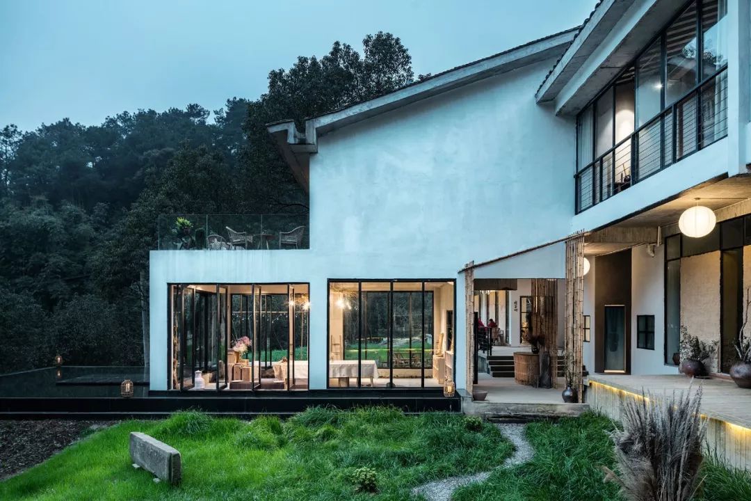 一家四口倾家荡产在山里造房隐居：3年零收入，坚持不通车